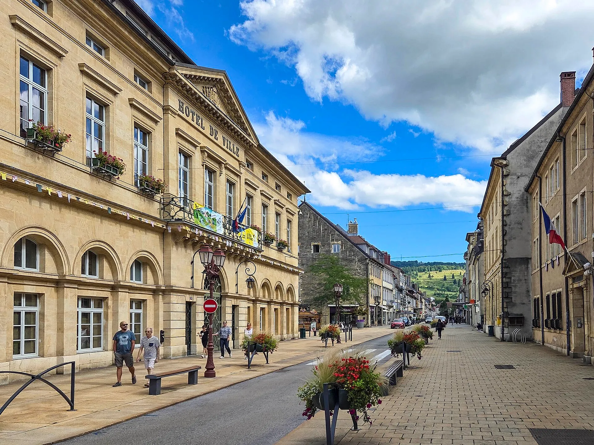 L'hôtel de ville et la rue de la République, à Pontarlier