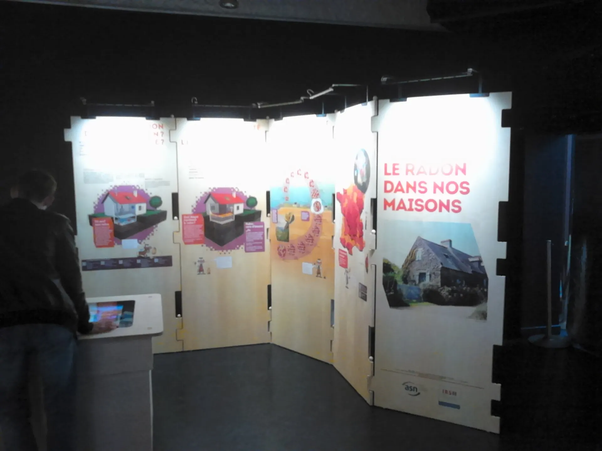 Panneau de présentation du radon dans une exposition