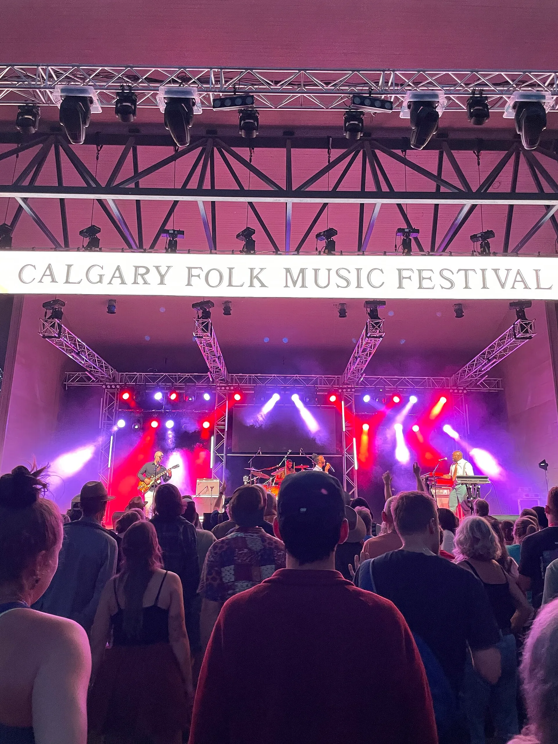 Le public devant la scène principale d'un festival de musique en plein air