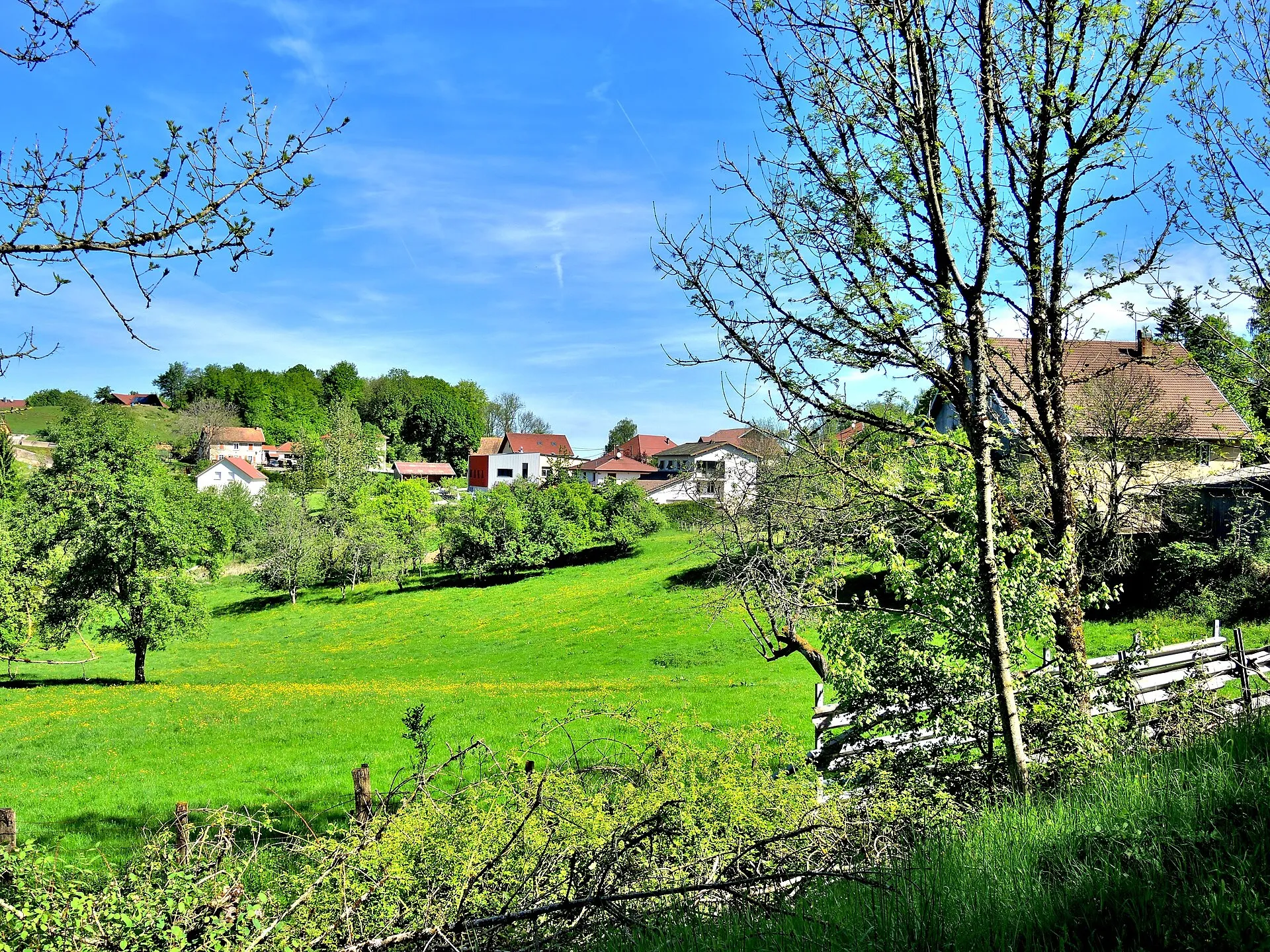Le village de Vercel-Villedieu-le-Camp vu depuis la route