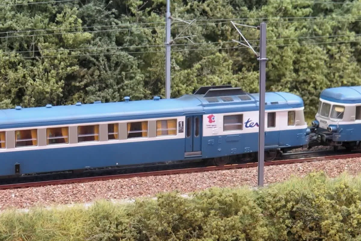L'autorail X 2800 sur la ligne, à Valdahon