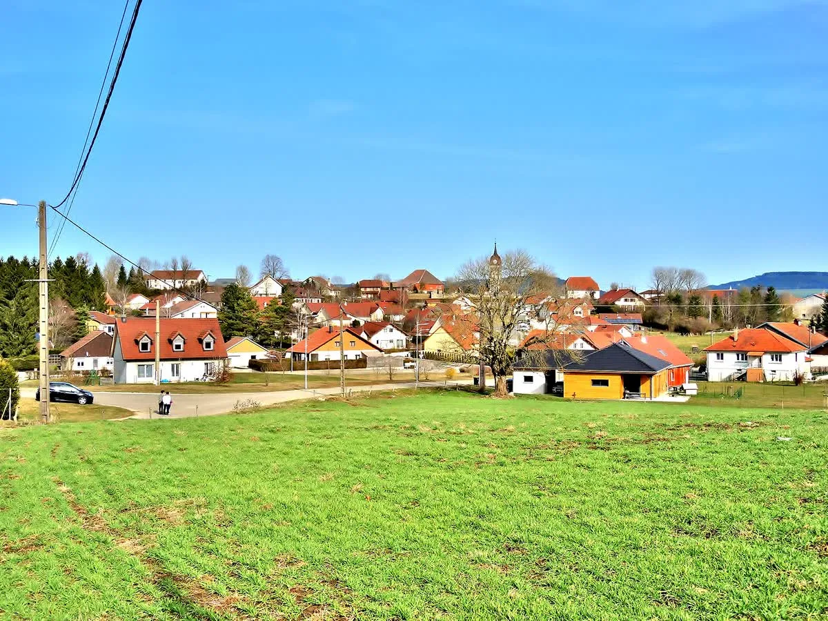 Vue du village d'Avoudrey, dans le Doubs, depuis les hauteurs