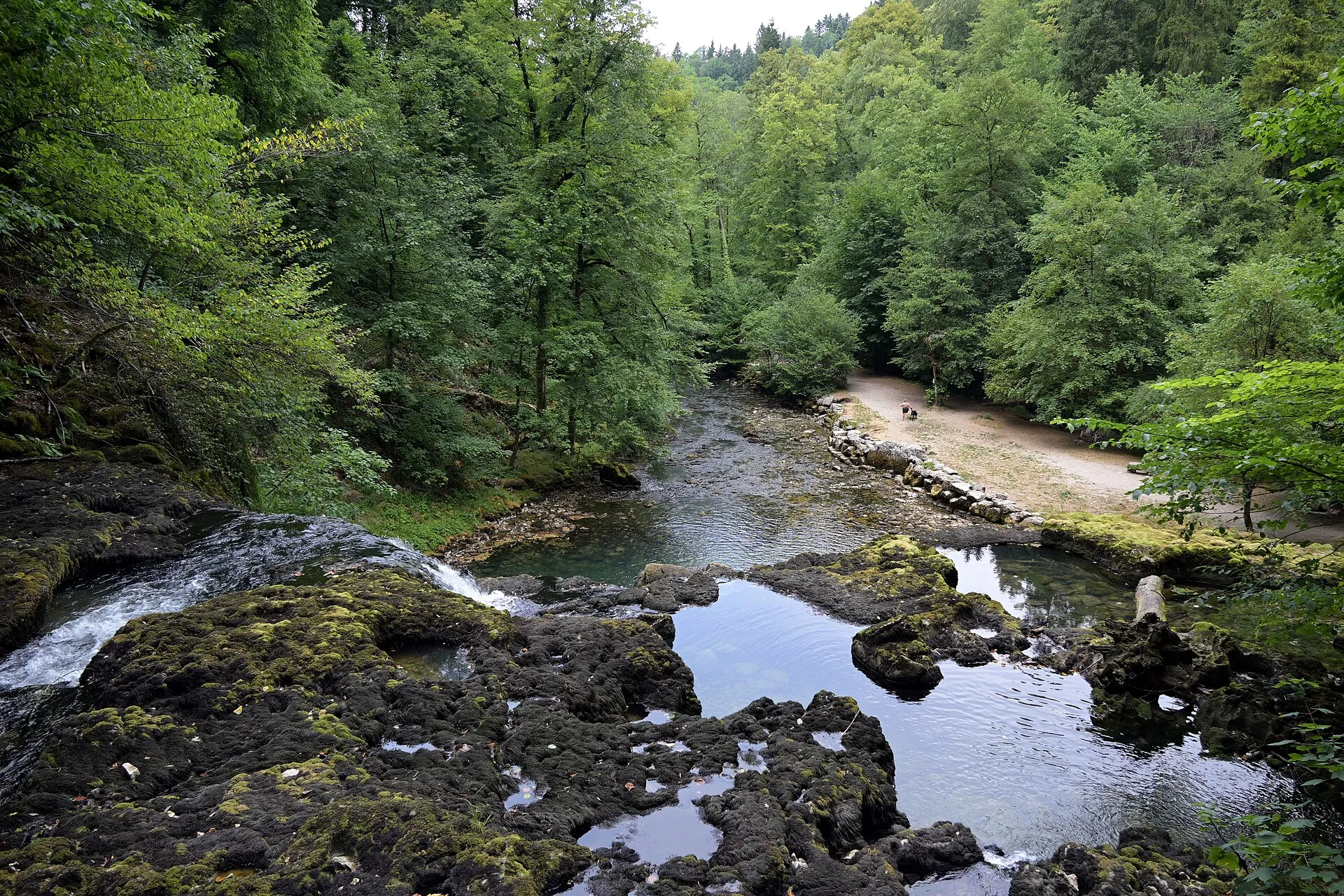 Le Lison en aval de sa source, à Nans-sous-Sainte-Anne