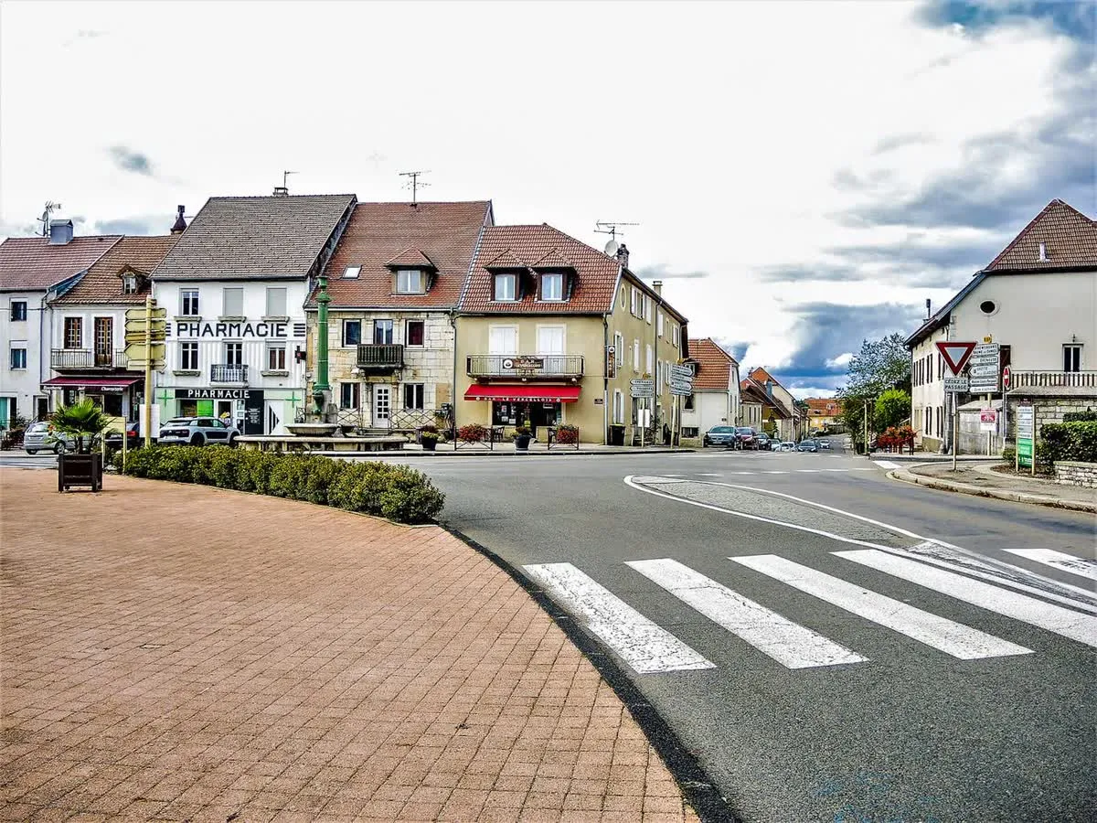 Le centre du bourg de Vercel-Villedieu-le-Camp