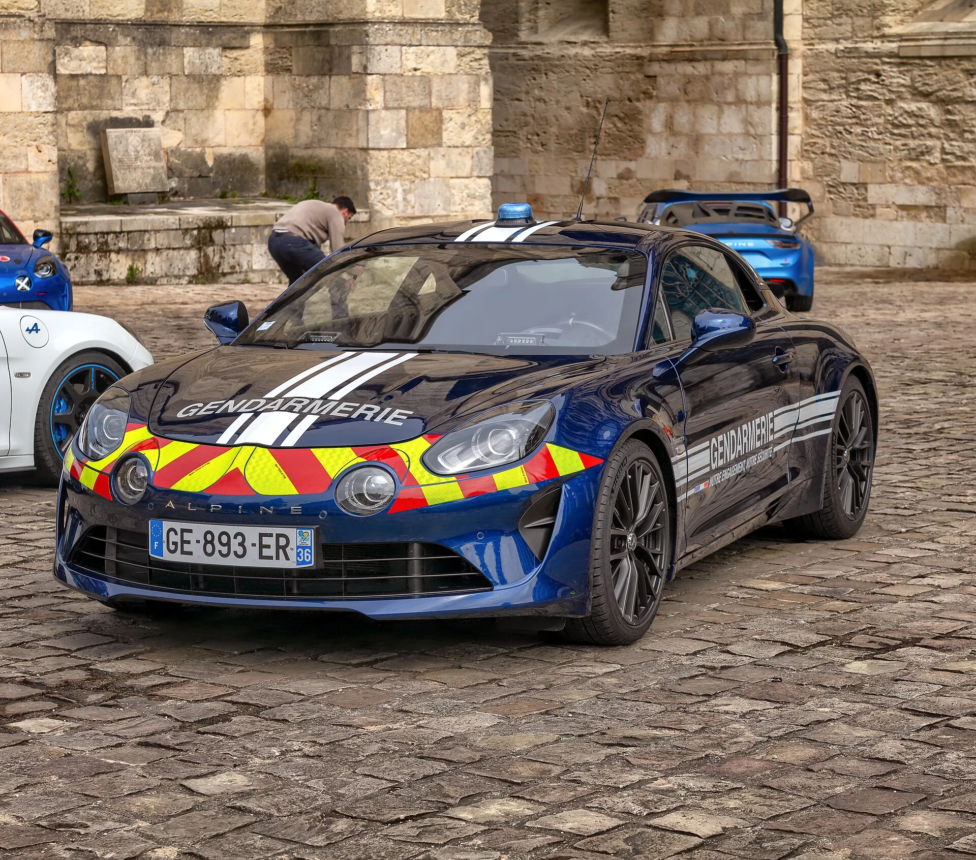 Un véhicule de la gendarmerie nationale stationné sur une route