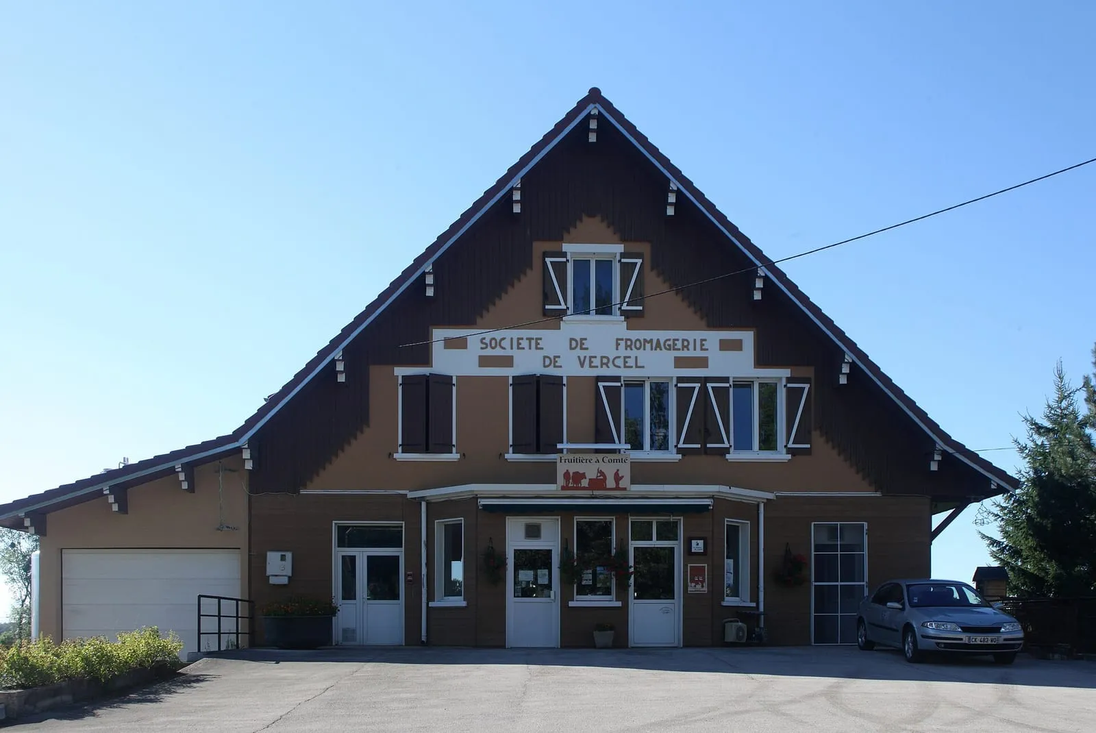 La Société de Fromagerie de Vercel, bâtiment au pignon de bois portant l'enseigne Fruitière à Comté