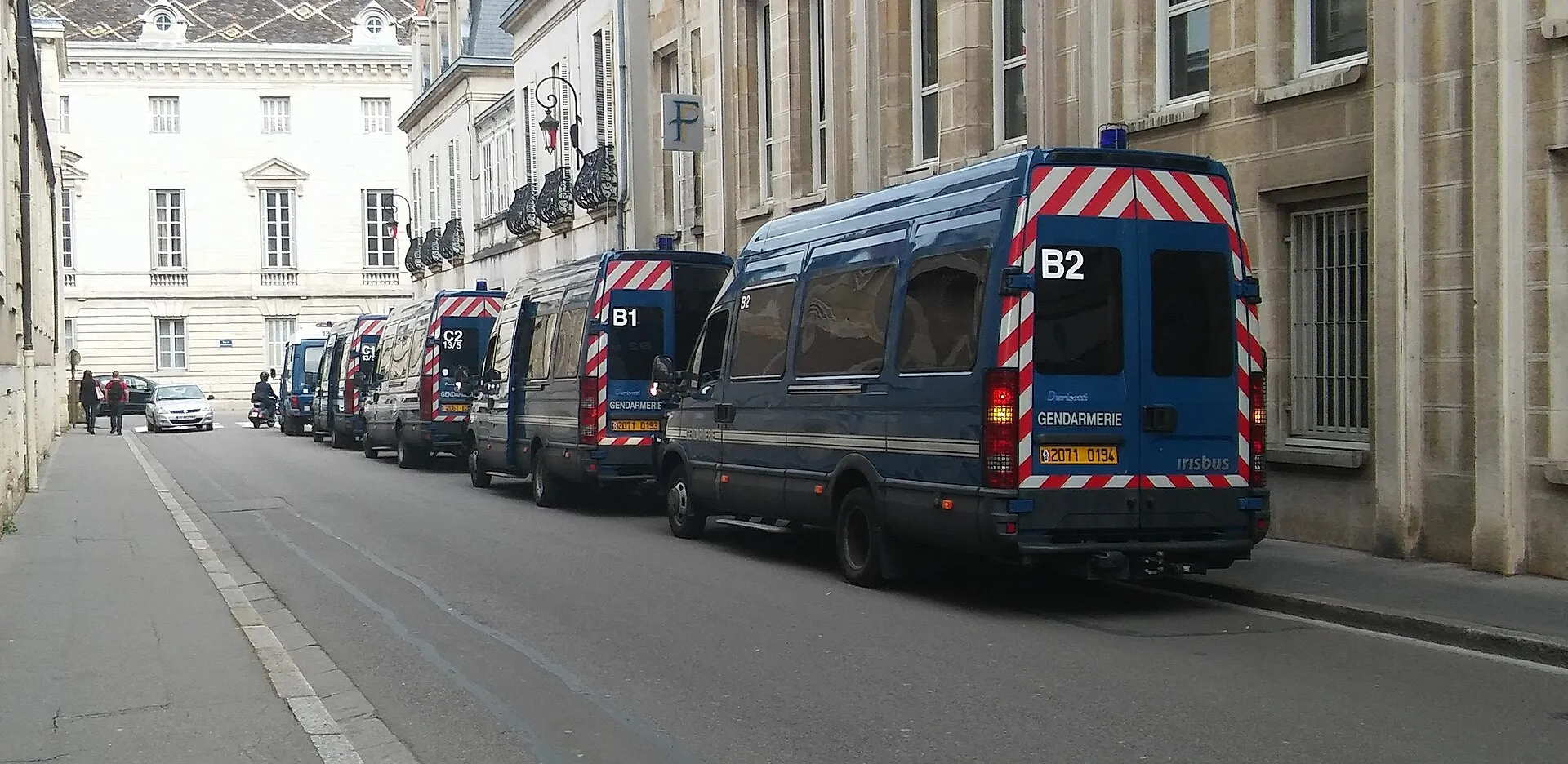 Des véhicules de la gendarmerie mobile stationnés le long d'une rue