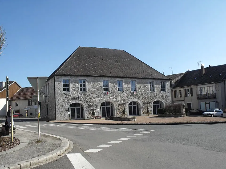 La mairie de Vercel-Villedieu-le-Camp, installée dans l'ancienne halle aux grains