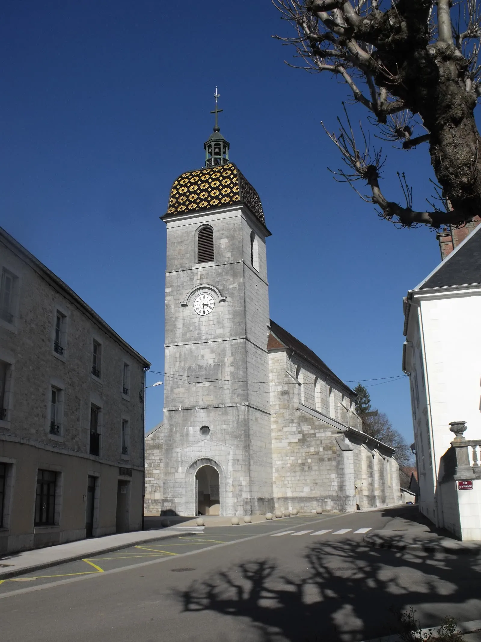 Le clocher à tuiles vernissées de l'église Sainte-Agathe de Vercel
