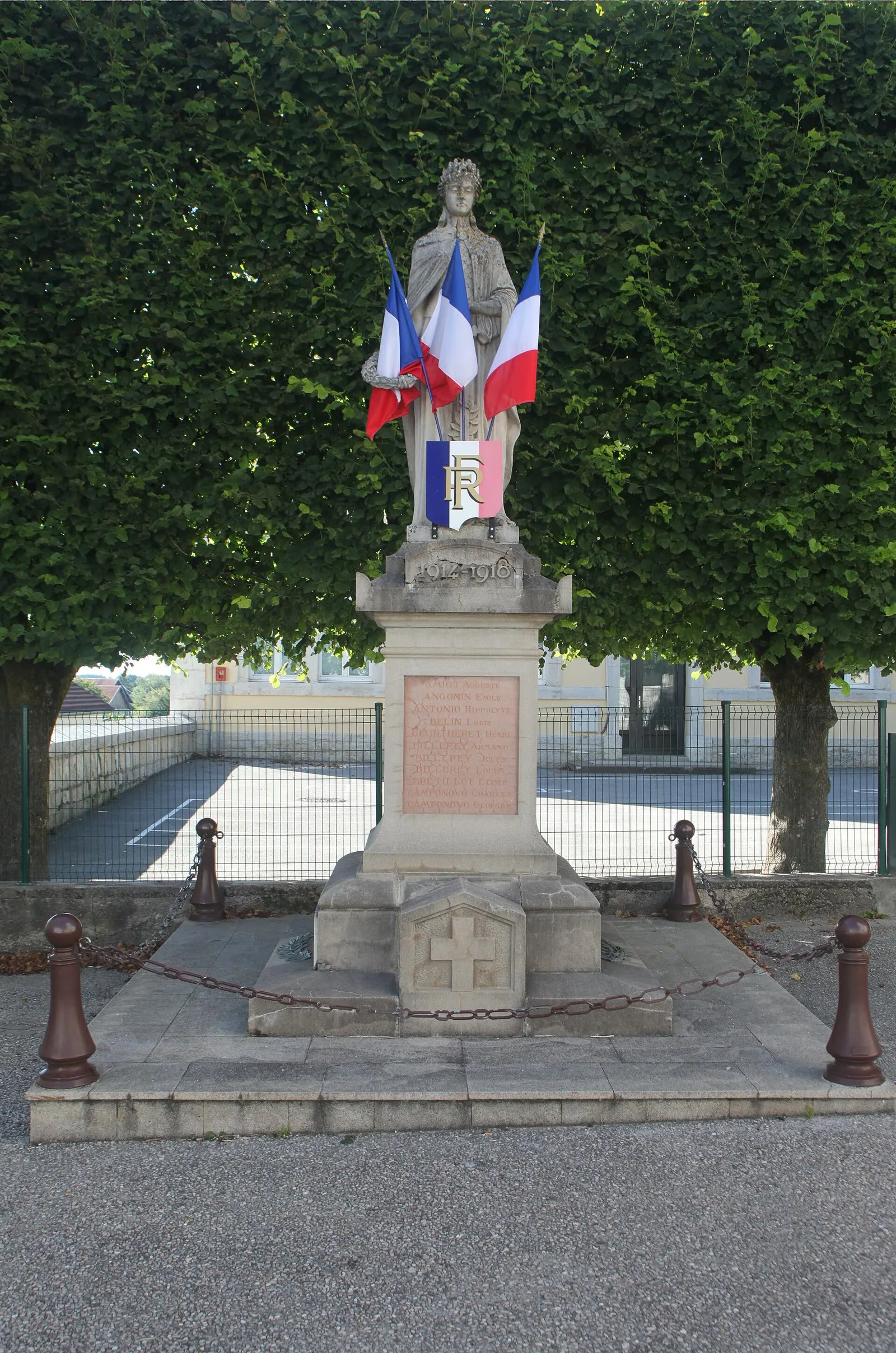 Le monument aux morts de Vercel-Villedieu-le-Camp, statue, drapeaux et plaque de noms