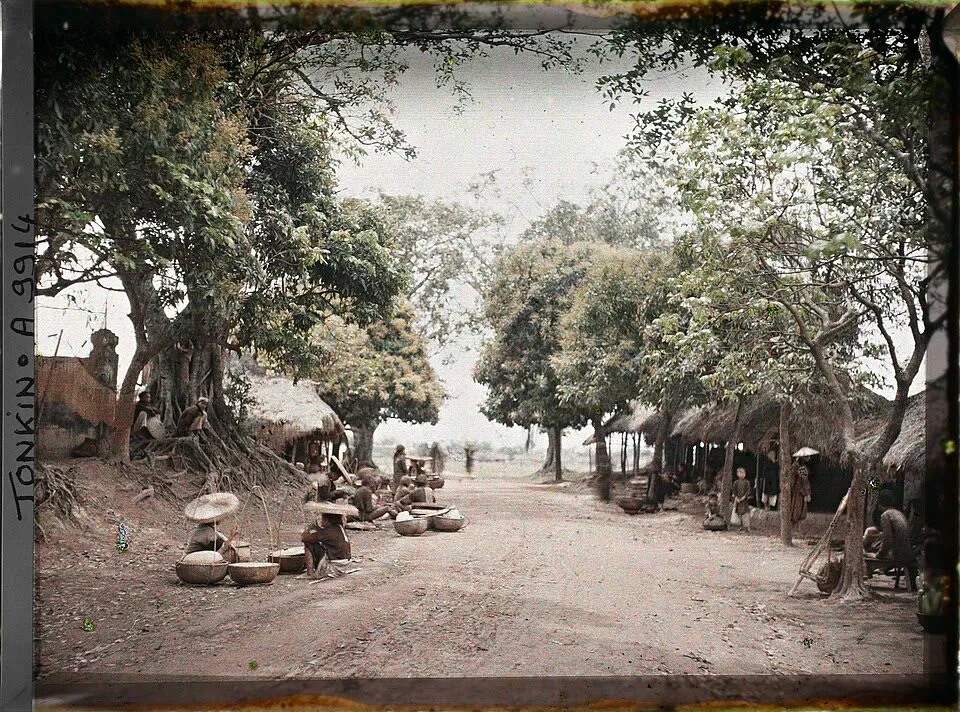 Le marché de village sur la place des Marronniers