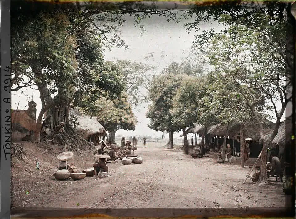 Le marché de village sur la place des Marronniers