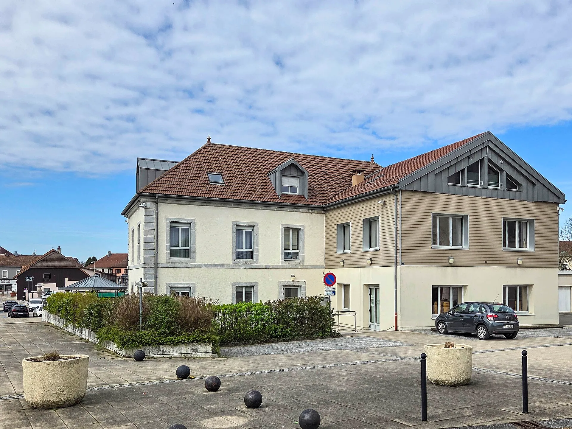 Une place du bourg de Valdahon, dans le Doubs