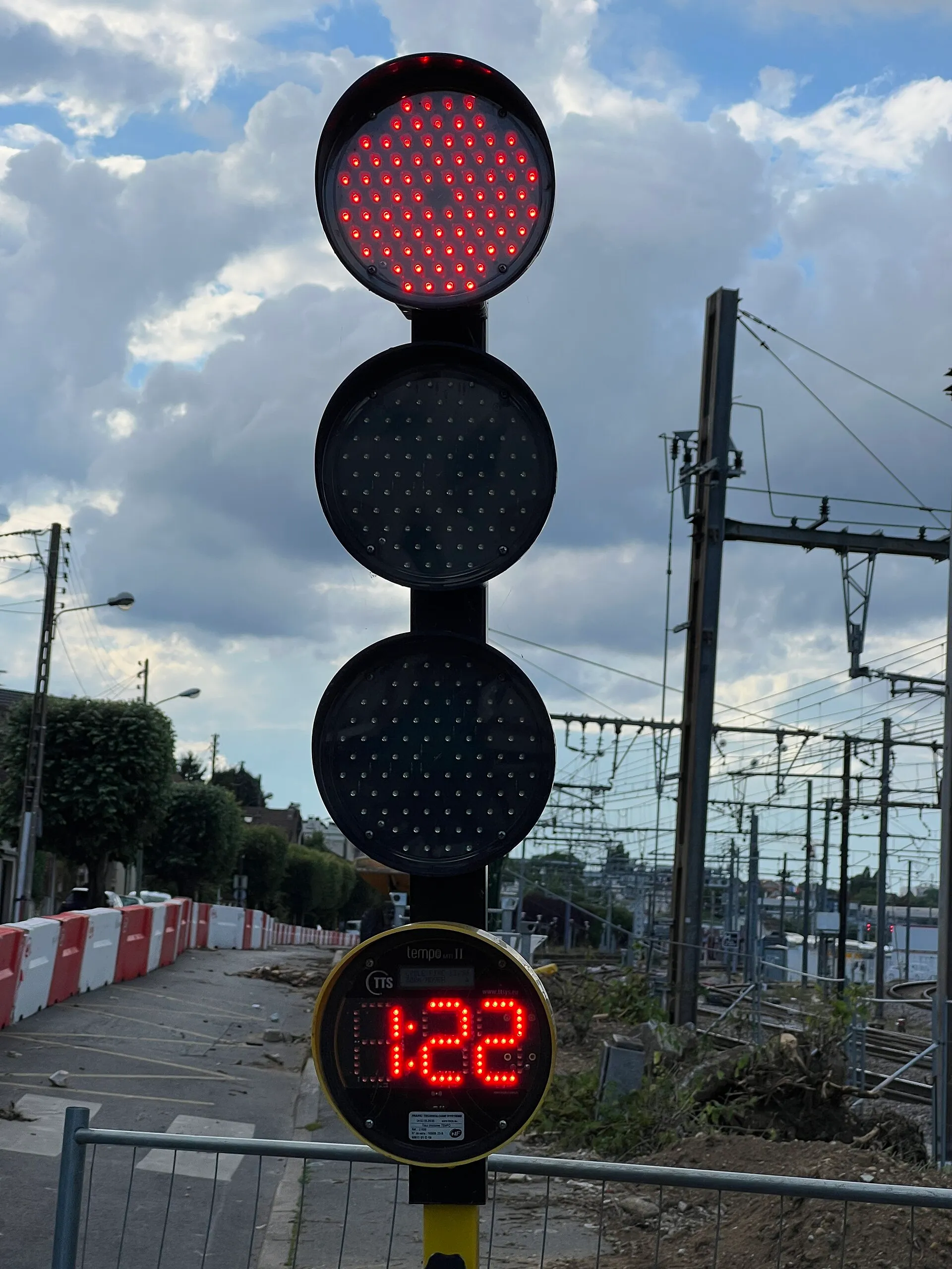 Feux tricolores de chantier installés pour une circulation alternée