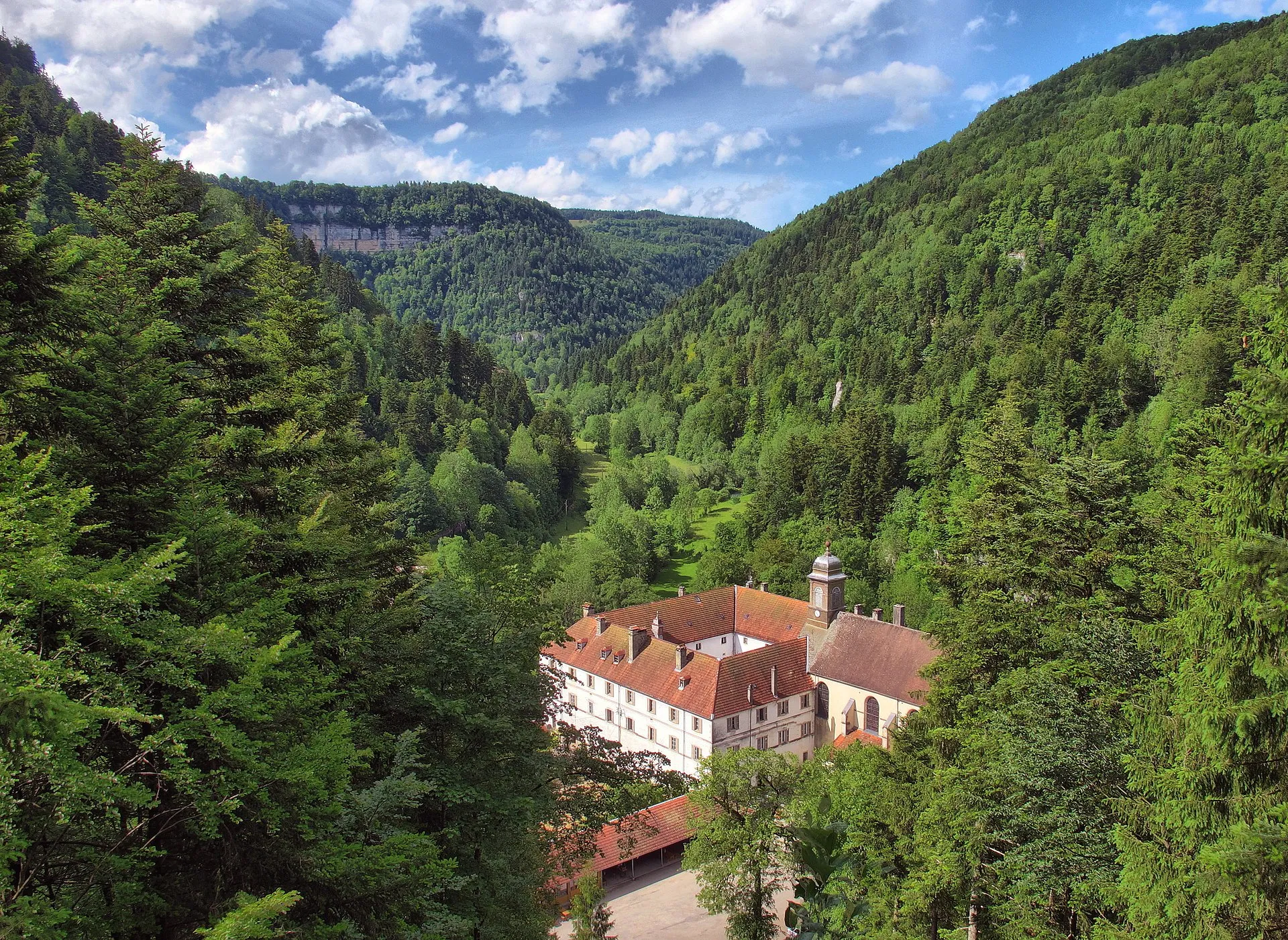 Le monastère et le cirque du Val de Consolation, dans le Doubs