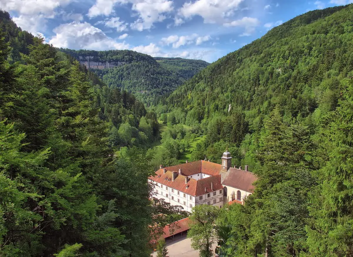 Le monastère et le cirque du Val de Consolation, dans le Doubs