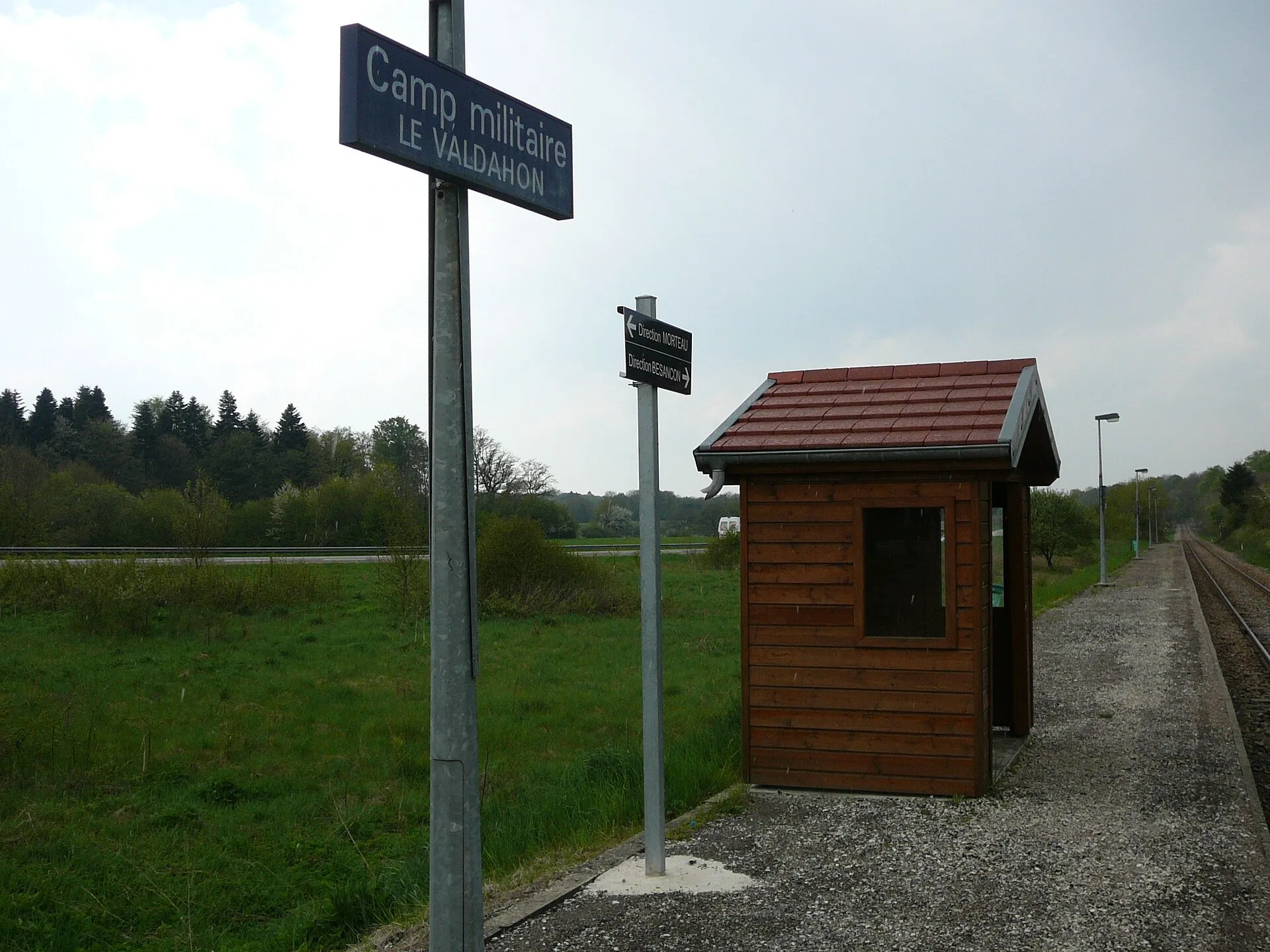 Le panneau signalant le camp militaire du Valdahon, dans le Doubs
