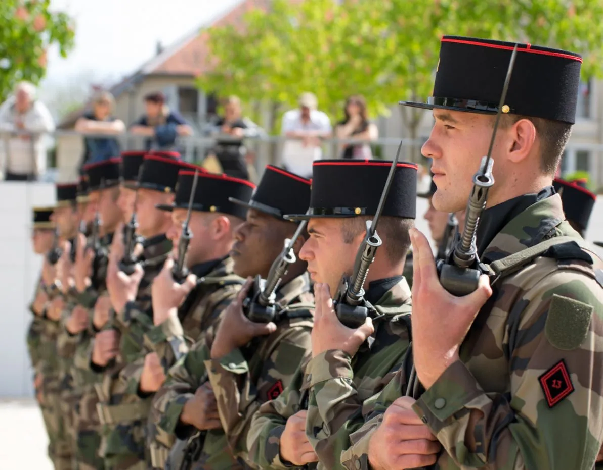 Des militaires du 13e régiment du génie au garde-à-vous lors d'une cérémonie