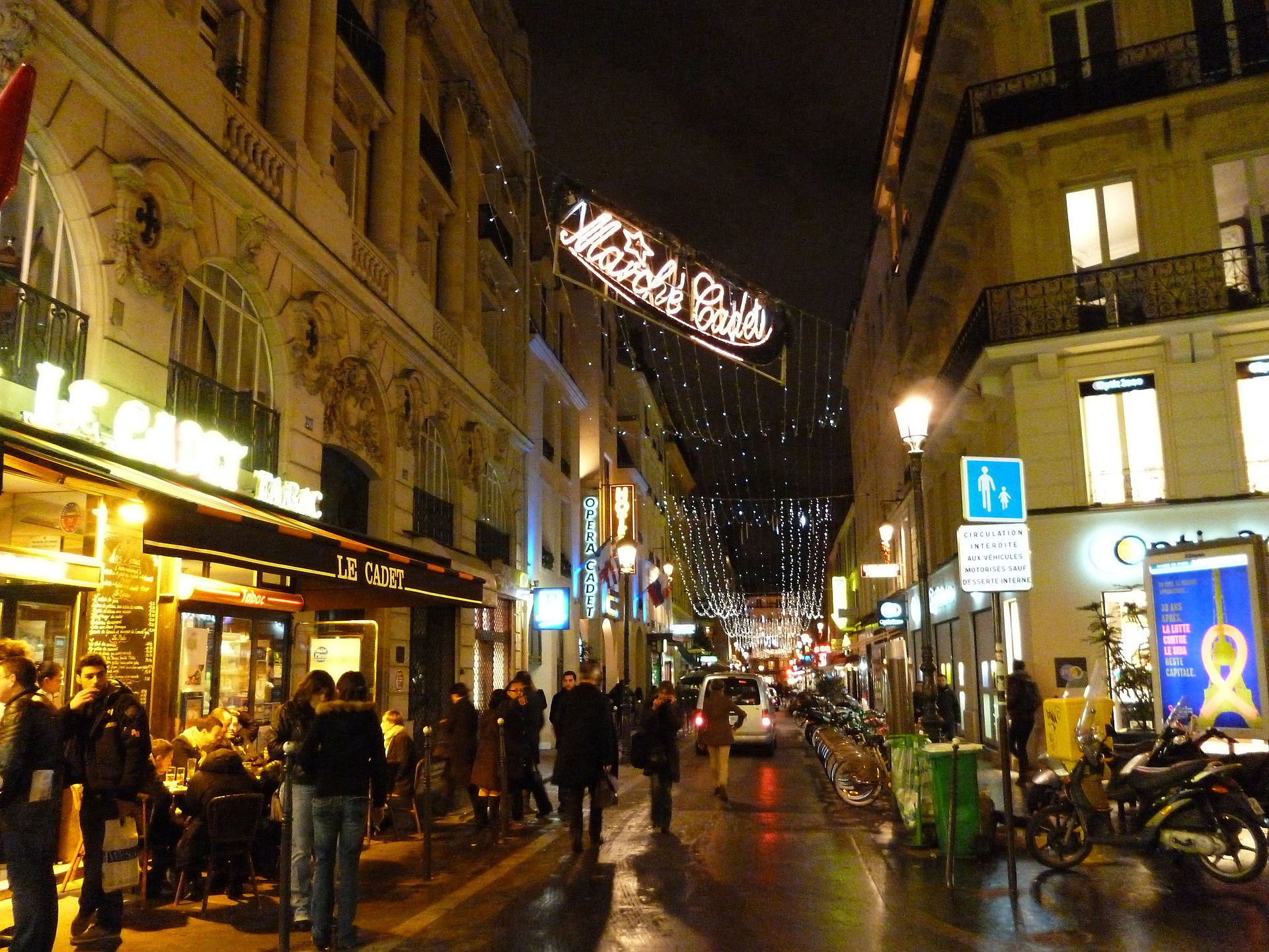 Marché de Noël en soirée : stands éclairés et guirlandes dans une rue
