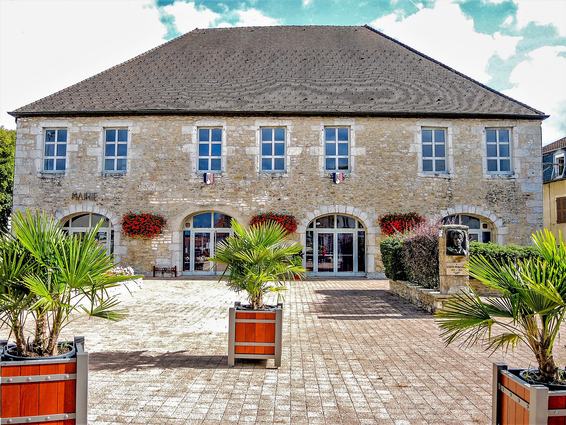 La mairie de Vercel-Villedieu-le-Camp
